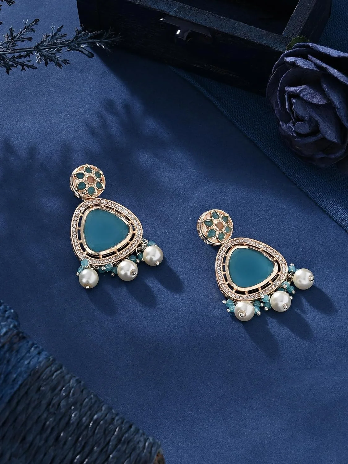 گوشواره آویز زنانه Zaveri Pearls با سنگ های فیروزه ای آبی و مهره ها و الماس اتریشی درخشان -ZPFK16187 گوشواره آویز زنانه Zaveri Pearls با سنگ های فیروزه ای آبی و مهره ها و الماس اتریشی درخشان -ZPFK16187
