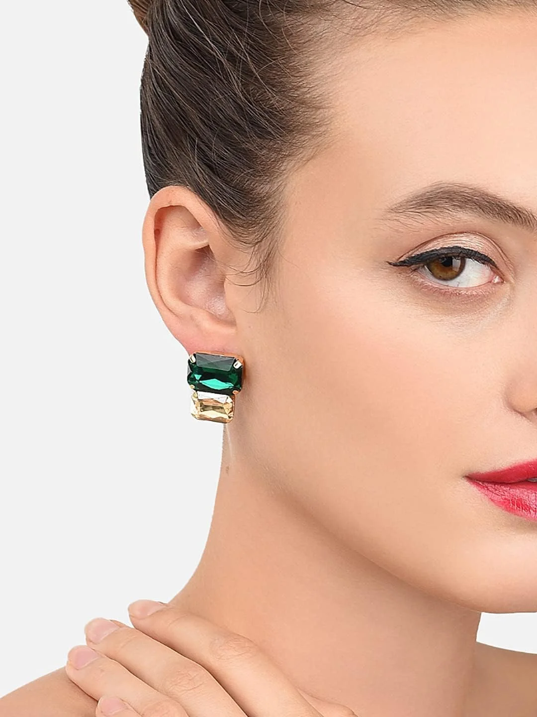 گوشواره میخی زنانه نگین سبز با روکش طلای فلزی به سبک مدرن ZAVERI PEARLS مدل Zpfk8418 گوشواره میخی زنانه نگین سبز با روکش طلای فلزی به سبک مدرن ZAVERI PEARLS مدل Zpfk8418