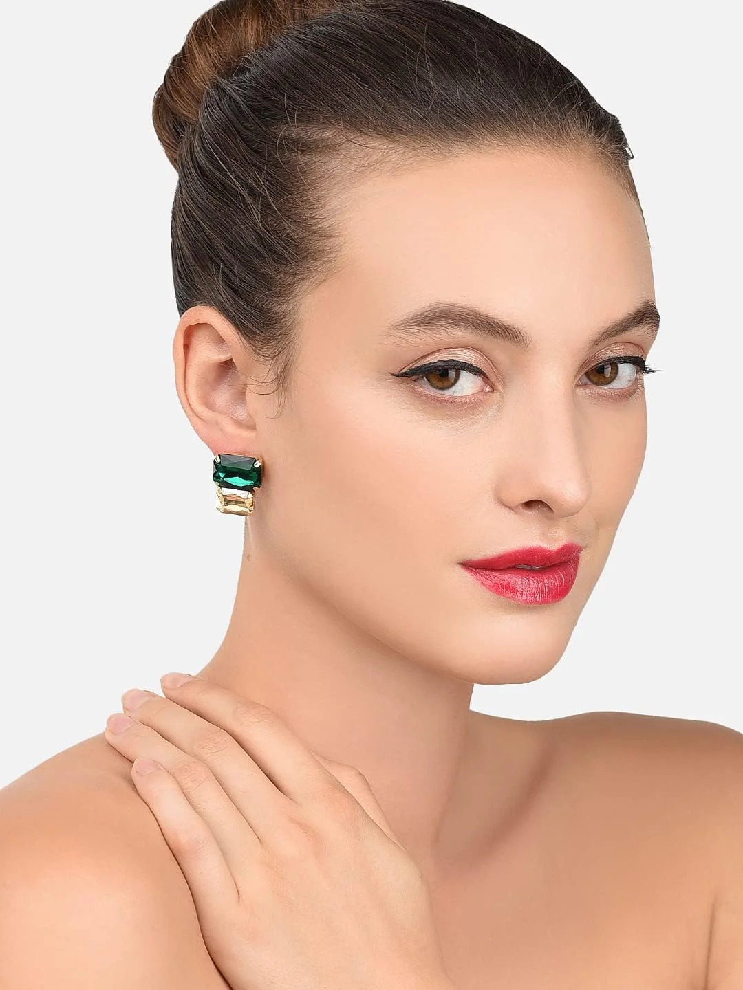گوشواره میخی زنانه نگین سبز با روکش طلای فلزی به سبک مدرن ZAVERI PEARLS مدل Zpfk8418 گوشواره میخی زنانه نگین سبز با روکش طلای فلزی به سبک مدرن ZAVERI PEARLS مدل Zpfk8418