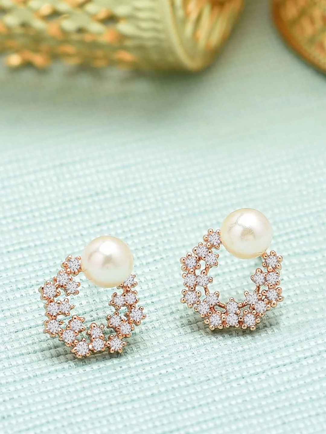 گوشواره های میخی زنانه ZAVERI PEARLS با طرح گل، نگین های زیرکونیا و مروارید، رنگ طلایی، پایه فلزی برنجی - Zpfk9456 گوشواره های میخی زنانه ZAVERI PEARLS با طرح گل، نگین های زیرکونیا و مروارید، رنگ طلایی، پایه فلزی برنجی - Zpfk9456