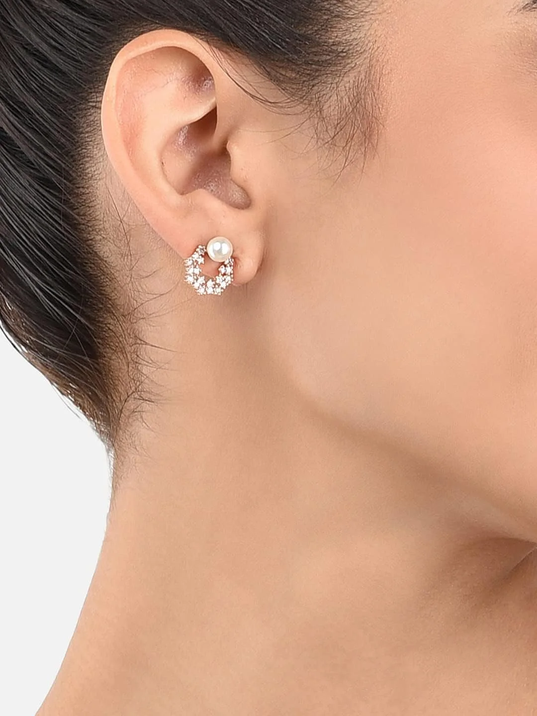 گوشواره های میخی زنانه ZAVERI PEARLS با طرح گل، نگین های زیرکونیا و مروارید، رنگ طلایی، پایه فلزی برنجی - Zpfk9456 گوشواره های میخی زنانه ZAVERI PEARLS با طرح گل، نگین های زیرکونیا و مروارید، رنگ طلایی، پایه فلزی برنجی - Zpfk9456