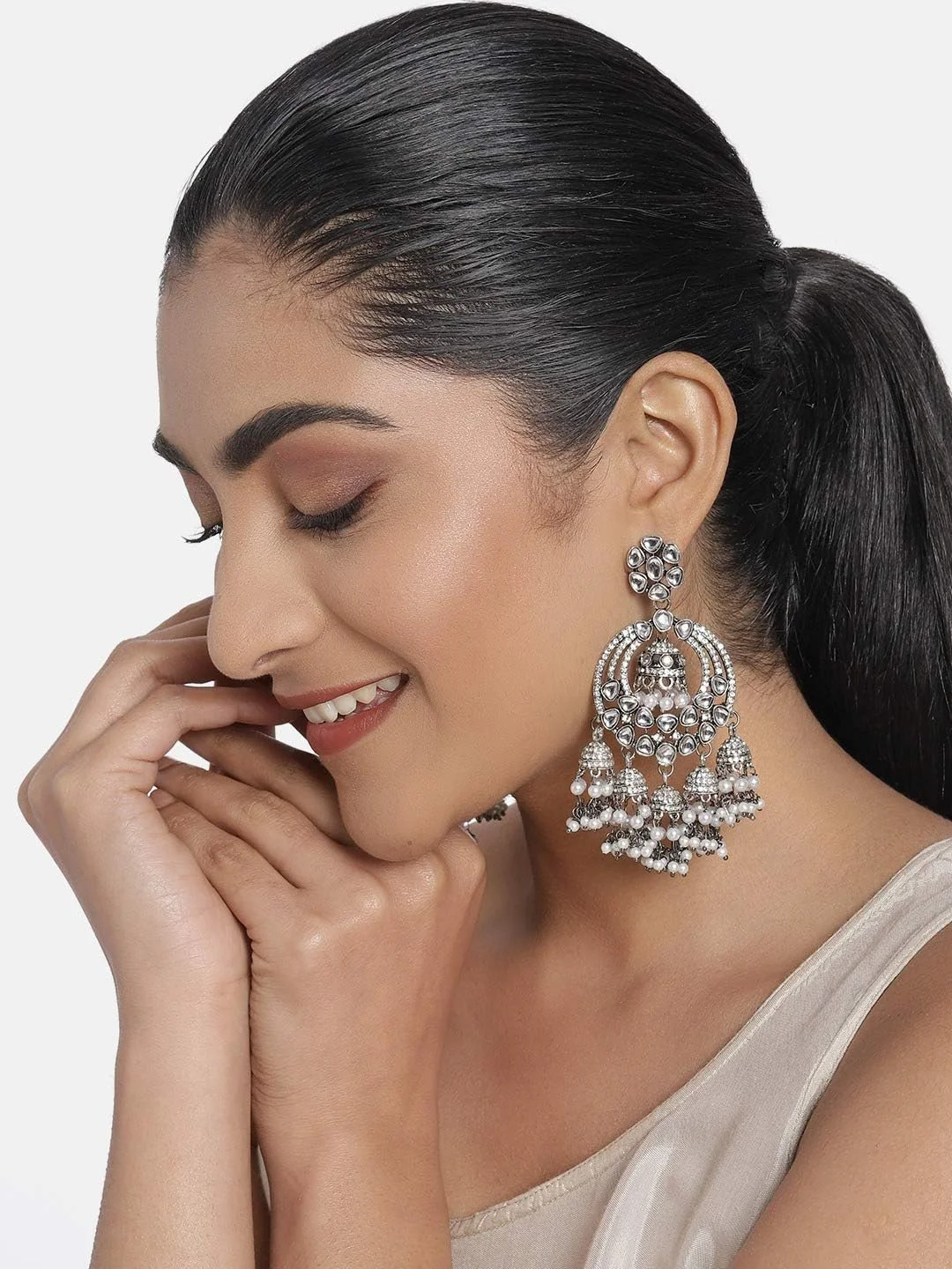 گوشواره های آویز جومکی نگین کاری شده با سنگ اتریشی و طرح کندان نقره ای آنتیک ZAVERI PEARLS مدل ZPFK10164 زنانه گوشواره های آویز جومکی نگین کاری شده با سنگ اتریشی و طرح کندان نقره ای آنتیک ZAVERI PEARLS مدل ZPFK10164 زنانه