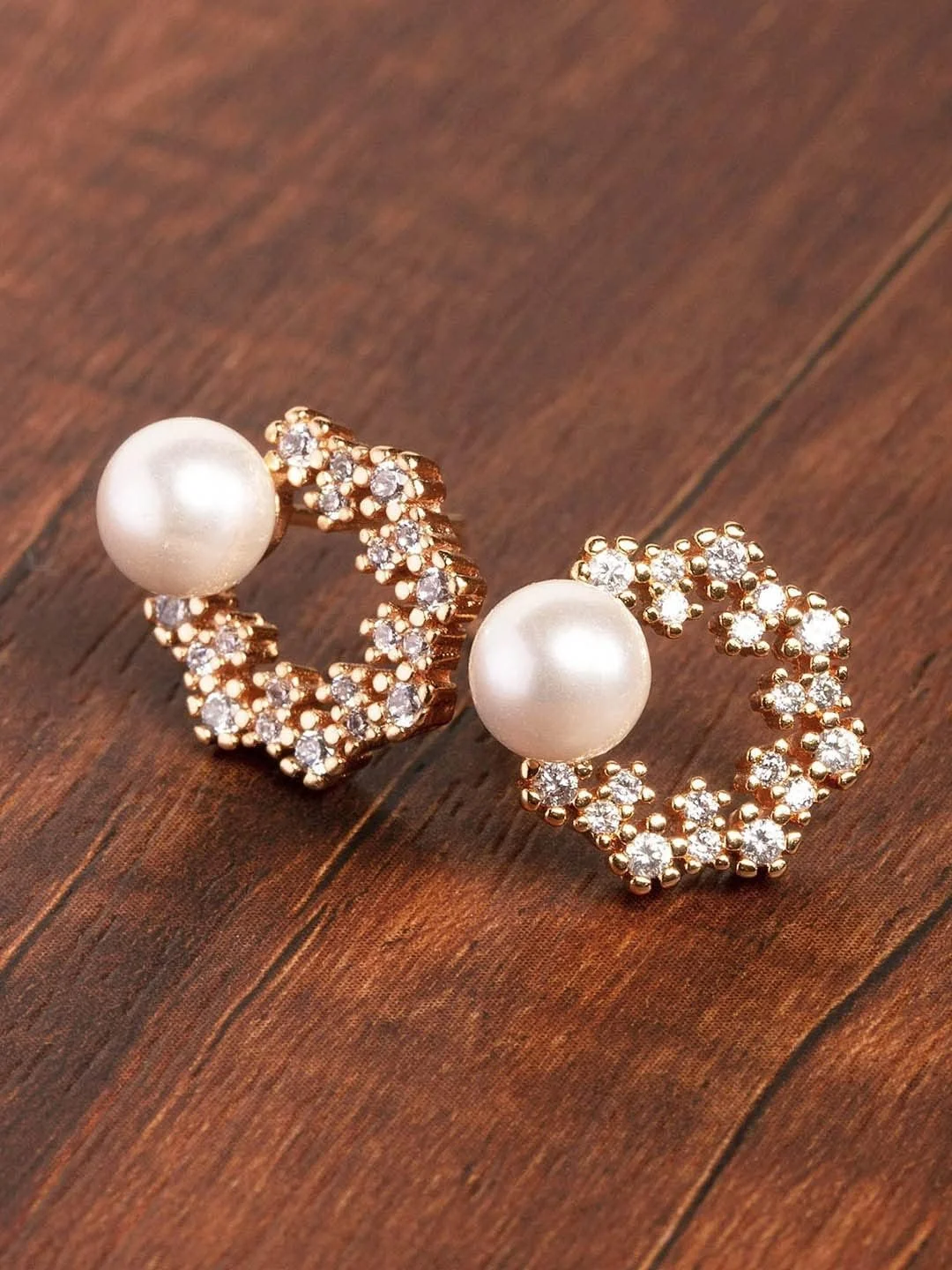 گوشواره های میخی زنانه ZAVERI PEARLS با طرح گل، نگین های زیرکونیا و مروارید، رنگ طلایی، پایه فلزی برنجی - Zpfk9456 گوشواره های میخی زنانه ZAVERI PEARLS با طرح گل، نگین های زیرکونیا و مروارید، رنگ طلایی، پایه فلزی برنجی - Zpfk9456