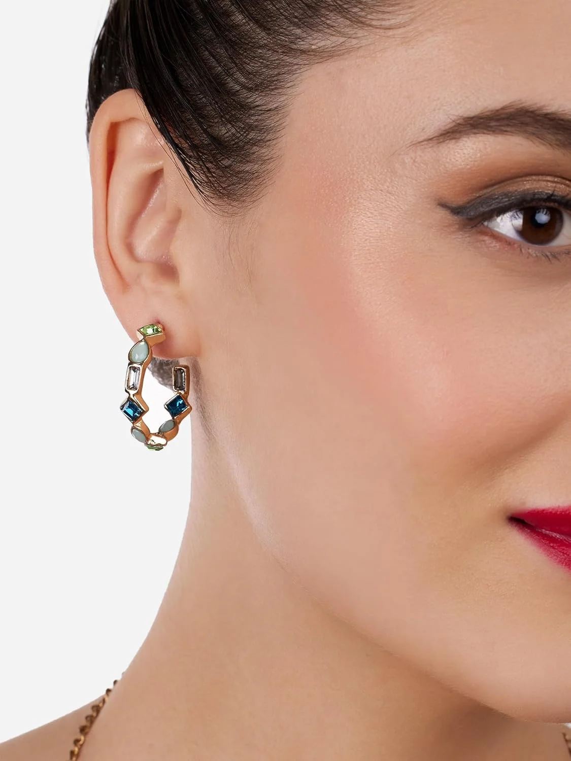 گوشواره های میخی نیم حلقه ای زنانه Zaveri Pearls با سنگ های سبز آبی خیره کننده مدل ZPFK17215 گوشواره های میخی نیم حلقه ای زنانه Zaveri Pearls با سنگ های سبز آبی خیره کننده مدل ZPFK17215