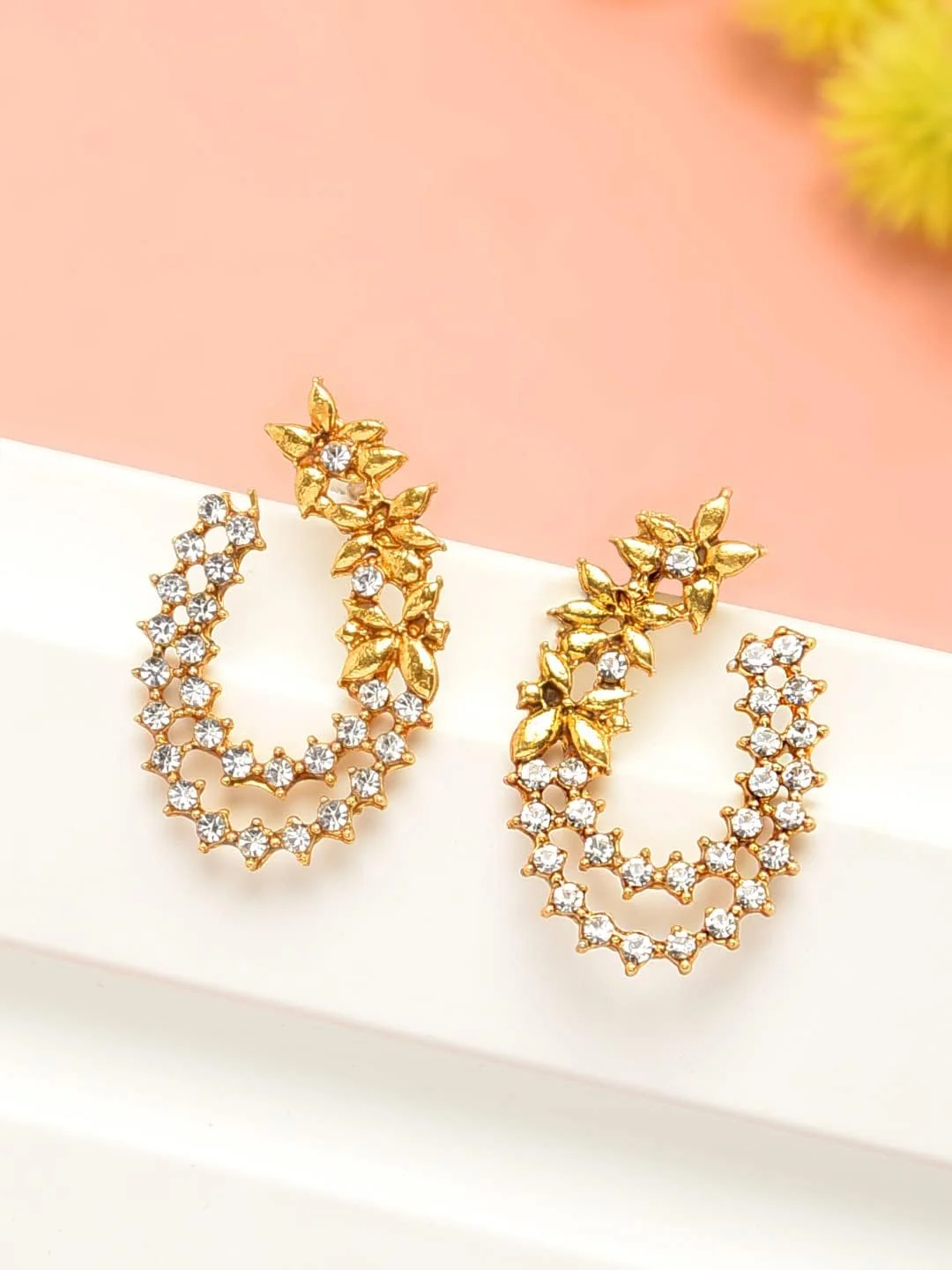 گوشواره میخی زنانه ZAVERI PEARLS با طرح گل، روکش طلای عتیقه 22 عیار (ZPFK8055) گوشواره میخی زنانه ZAVERI PEARLS با طرح گل، روکش طلای عتیقه 22 عیار (ZPFK8055)