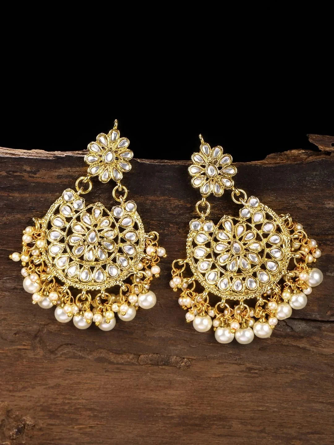 گوشواره آویز زنانه ZAVERI PEARLS با طرح Kundan و مروارید، روکش طلای 22 عیار - ZPFK8661 گوشواره آویز زنانه ZAVERI PEARLS با طرح Kundan و مروارید، روکش طلای 22 عیار - ZPFK8661