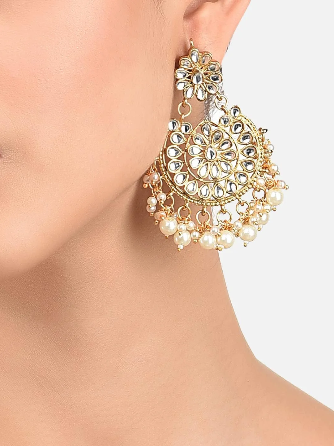 گوشواره آویز زنانه ZAVERI PEARLS با طرح Kundan و مروارید، روکش طلای 22 عیار - ZPFK8661 گوشواره آویز زنانه ZAVERI PEARLS با طرح Kundan و مروارید، روکش طلای 22 عیار - ZPFK8661