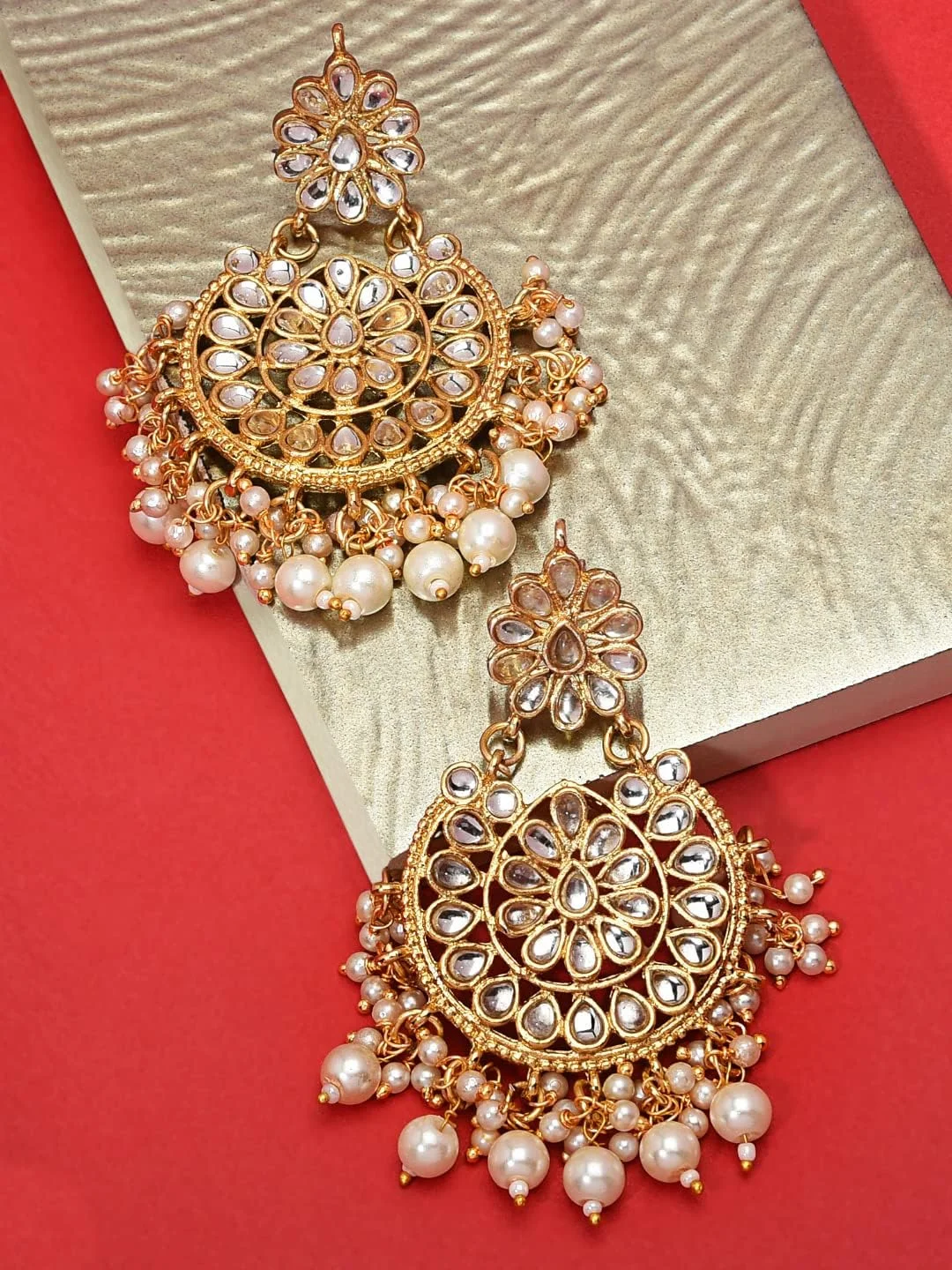 گوشواره آویز زنانه ZAVERI PEARLS با طرح Kundan و مروارید، روکش طلای 22 عیار - ZPFK8661 گوشواره آویز زنانه ZAVERI PEARLS با طرح Kundan و مروارید، روکش طلای 22 عیار - ZPFK8661