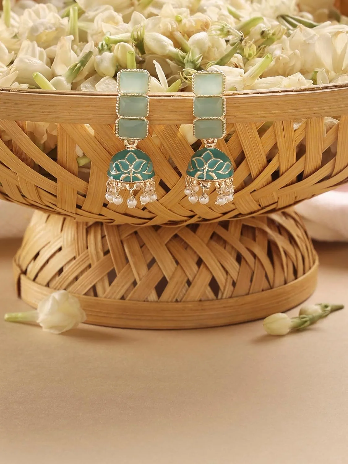 گوشواره آویز جومکی میناکاری سبز نعنایی زنانه Zaveri Pearls مدل ZPFK16526 گوشواره آویز جومکی میناکاری سبز نعنایی زنانه Zaveri Pearls مدل ZPFK16526