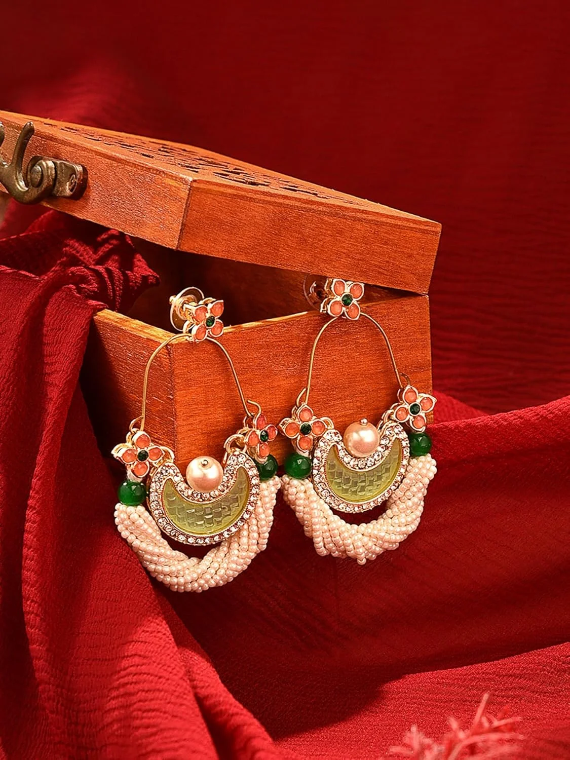 گوشواره آویز قومی هلال سنگی خیره کننده سبز و هلویی Zaveri Pearls برای زنان -ZPFK16397