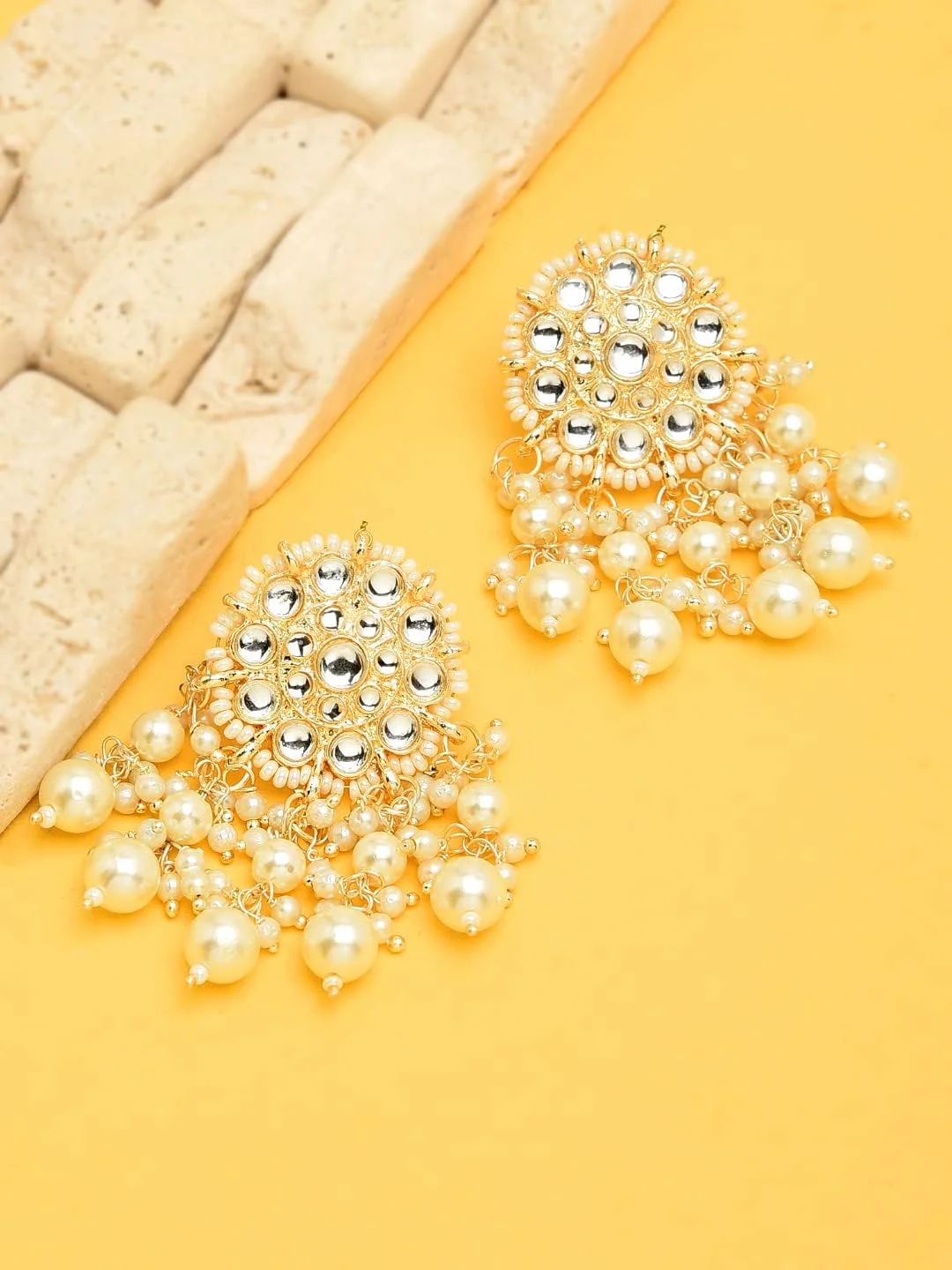 گوشواره آویز زنانه طرح کندن و مروارید طلایی رنگ Zaveri Pearls مناسب مجموعه عروسی - ZPFK10097 گوشواره آویز زنانه طرح کندن و مروارید طلایی رنگ Zaveri Pearls مناسب مجموعه عروسی - ZPFK10097