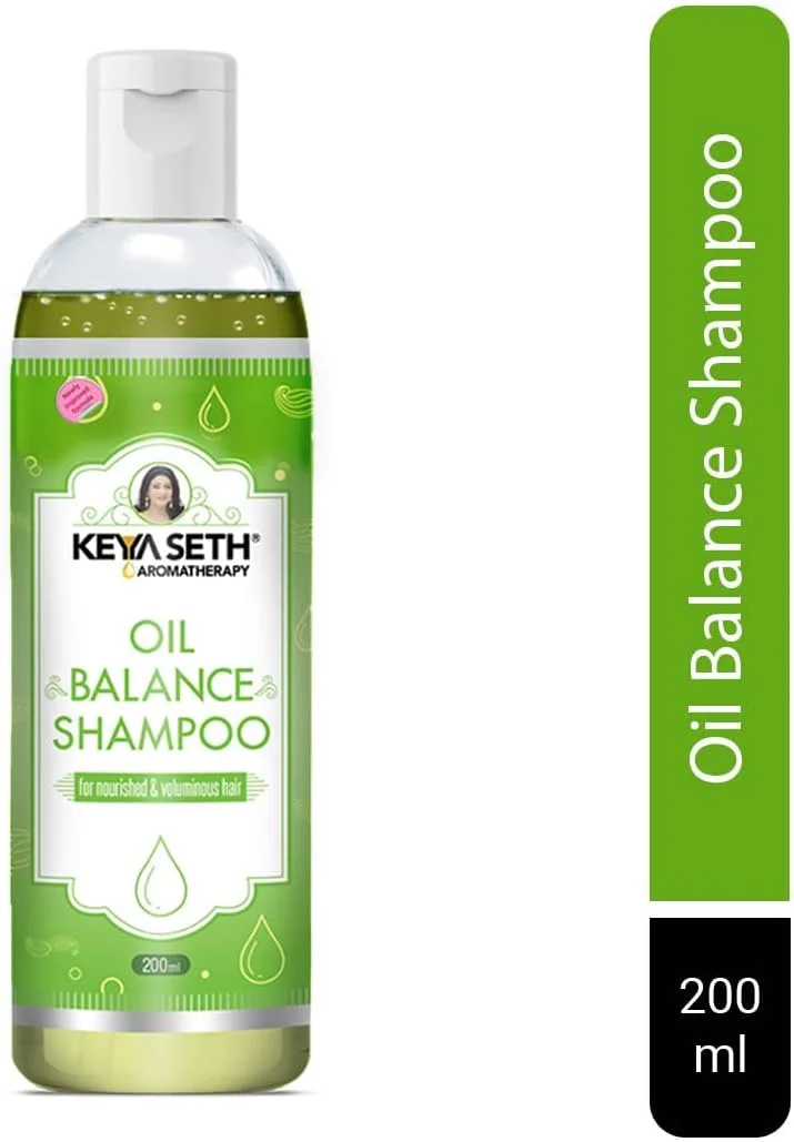 شامپو متعادل کننده چربی مو گیاهی Keya Seth Aromatherapy، برای پوست سر چرب و ضد شوره، موها را حجیم و پرپشت می کند، حاوی پرو ویتامین B5 و عصاره های لیمو و اسطوخودوس. 200 میلی لیتر