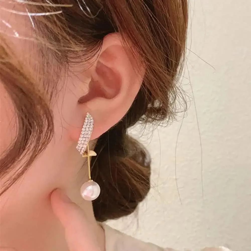 گوشواره های آویز مرواریدی با روکش طلایی شیک و جدید Shining Diva Fashion برای زنان و دختران (rrsd14729er) گوشواره های آویز مرواریدی با روکش طلایی شیک و جدید Shining Diva Fashion برای زنان و دختران (rrsd14729er)