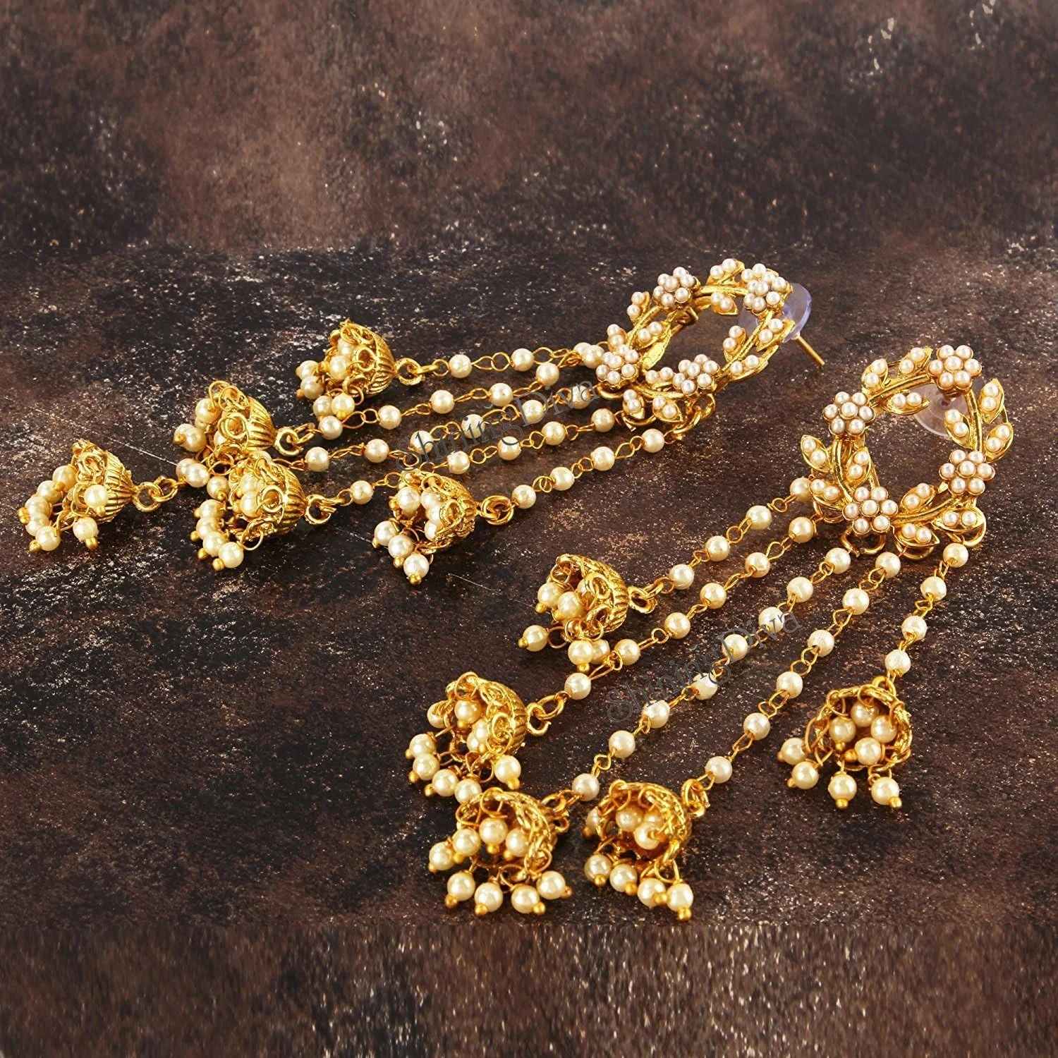 گوشواره های Jhumka Jhumki مرواریدی شیک و مجلسی با روکش طلایی Shining Diva Fashion برای زنان و دختران (طلایی) (8630er) گوشواره های Jhumka Jhumki مرواریدی شیک و مجلسی با روکش طلایی Shining Diva Fashion برای زنان و دختران (طلایی) (8630er)