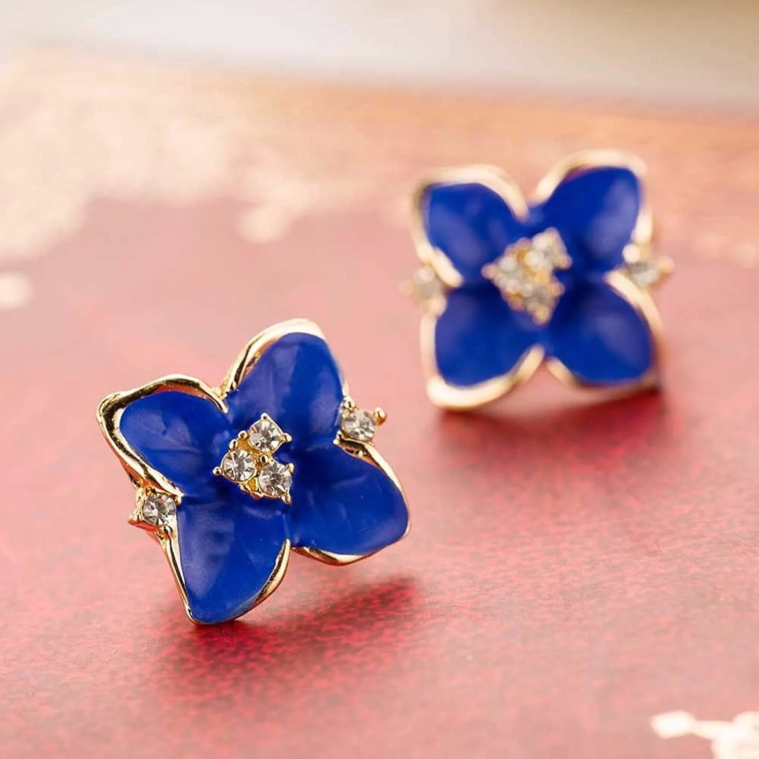 گوشواره های میخی فانتزی طرح گل آبی براق دیوا مناسب بانوان و دختران (آبی) (8540er) گوشواره های میخی فانتزی طرح گل آبی براق دیوا مناسب بانوان و دختران (آبی) (8540er)