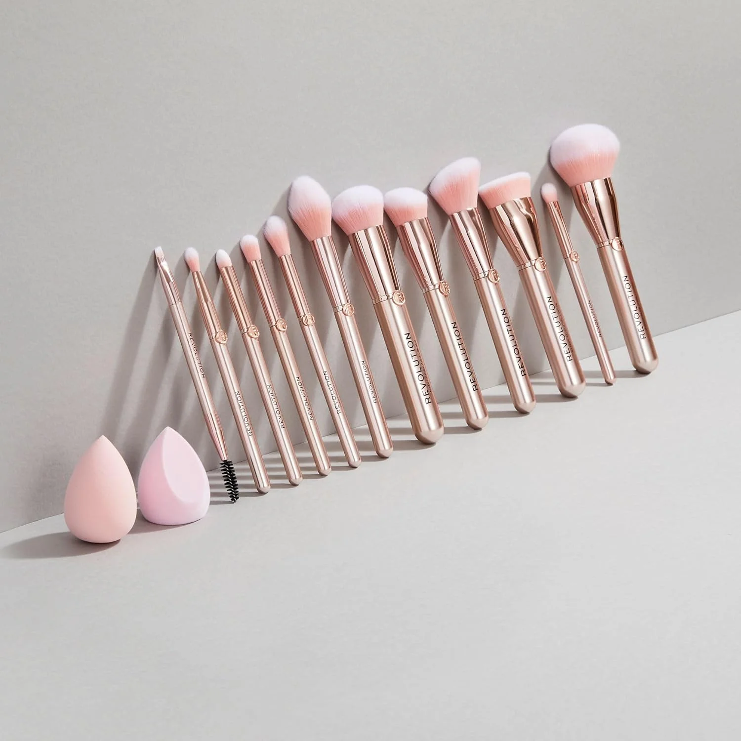 براش زاویه دار کرم پودر رولوشن (R8)، اپلیکاتور برای ترکیب و کانتورینگ آرایش مایع یا کرمی روی صورت و گردن، وگان و بدون تست حیوانی