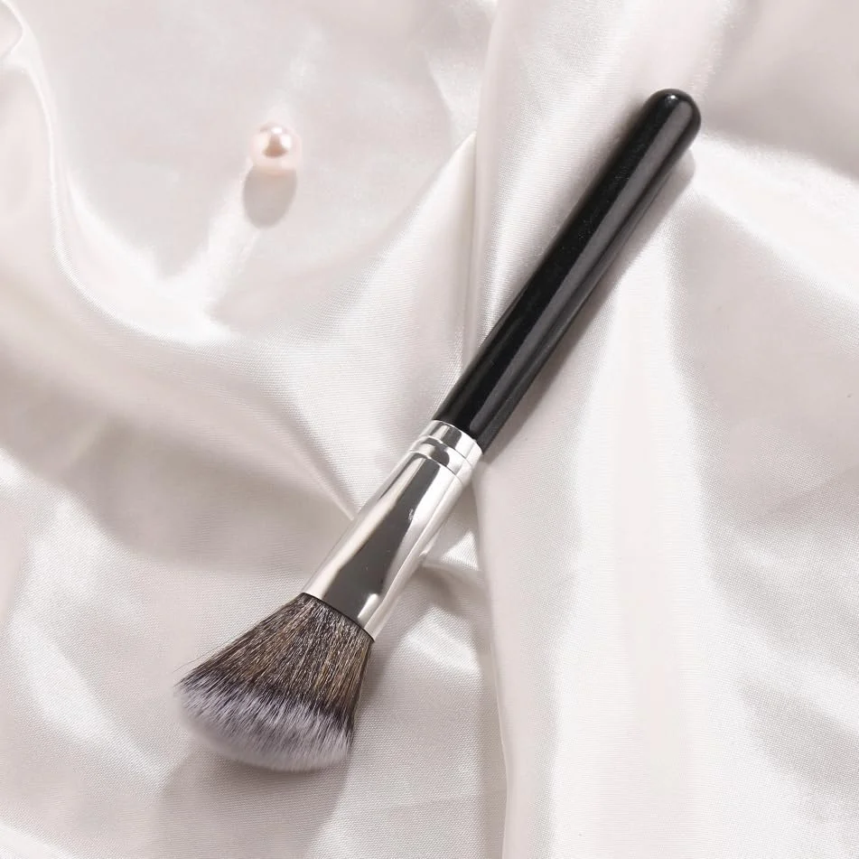 براش رژگونه زاویه دار با دسته چوبی مشکی، مناسب آرایش گونه، کرم پودر، کانتور، برنزر، هایلایت و ترکیب سایه (براش سایه F09-2) براش رژگونه زاویه دار با دسته چوبی مشکی، مناسب آرایش گونه، کرم پودر، کانتور، برنزر، هایلایت و ترکیب سایه (براش سایه F09-2)