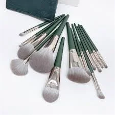 براش آرایشی ابزاری آرایشی است که برای استفاده، ترکیب و بهبود محصولات آرایشی روی صورت یا بدن استفاده می شود. این برس معمولاً از یک دسته (ساخته شده از چوب، پلاستیک یا فلز) و موهای نرم (طبیعی) تشکیل شده است. براش آرایشی ابزاری آرایشی است که برای استفاده، ترکیب و بهبود محصولات آرایشی روی صورت یا بدن استفاده می شود. این برس معمولاً از یک دسته (ساخته شده از چوب، پلاستیک یا فلز) و موهای نرم (طبیعی) تشکیل شده است.