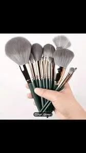 براش آرایشی ابزاری آرایشی است که برای استفاده، ترکیب و بهبود محصولات آرایشی روی صورت یا بدن استفاده می شود. این برس معمولاً از یک دسته (ساخته شده از چوب، پلاستیک یا فلز) و موهای نرم (طبیعی) تشکیل شده است. براش آرایشی ابزاری آرایشی است که برای استفاده، ترکیب و بهبود محصولات آرایشی روی صورت یا بدن استفاده می شود. این برس معمولاً از یک دسته (ساخته شده از چوب، پلاستیک یا فلز) و موهای نرم (طبیعی) تشکیل شده است.