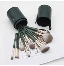 براش آرایشی ابزاری آرایشی است که برای استفاده، ترکیب و بهبود محصولات آرایشی روی صورت یا بدن استفاده می شود. این برس معمولاً از یک دسته (ساخته شده از چوب، پلاستیک یا فلز) و موهای نرم (طبیعی) تشکیل شده است. براش آرایشی ابزاری آرایشی است که برای استفاده، ترکیب و بهبود محصولات آرایشی روی صورت یا بدن استفاده می شود. این برس معمولاً از یک دسته (ساخته شده از چوب، پلاستیک یا فلز) و موهای نرم (طبیعی) تشکیل شده است.