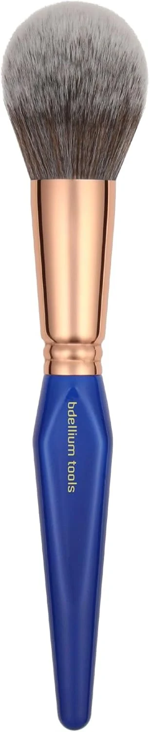 براش آرایشی حرفه ای Bdellium Tools - مثلث طلایی 996 براش بزرگ برنزر - با الیاف مصنوعی کاملا گیاهی، برای استفاده یکنواخت روی صورت و گردن (آبی، 1 عدد)