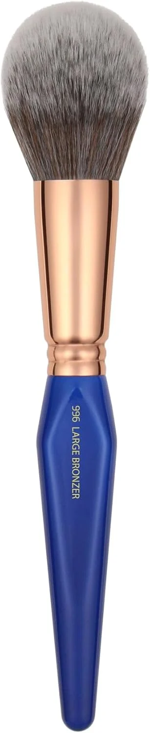 براش آرایشی حرفه ای Bdellium Tools - مثلث طلایی 996 براش بزرگ برنزر - با الیاف مصنوعی کاملا گیاهی، برای استفاده یکنواخت روی صورت و گردن (آبی، 1 عدد) براش آرایشی حرفه ای Bdellium Tools - مثلث طلایی 996 براش بزرگ برنزر - با الیاف مصنوعی کاملا گیاهی، برای استفاده یکنواخت روی صورت و گردن (آبی، 1 عدد)