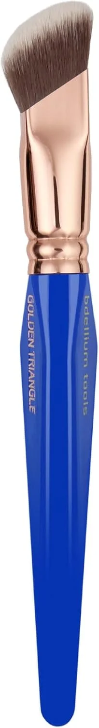 براش آرایشی حرفه ای Bdellium Tools - مثلث طلایی 967 سافت اسکوئر مناسب کرم پودر - با الیاف مصنوعی کاملا گیاهی، برای ایجاد پوستی بی عیب و نقص (آبی، 1 عدد)