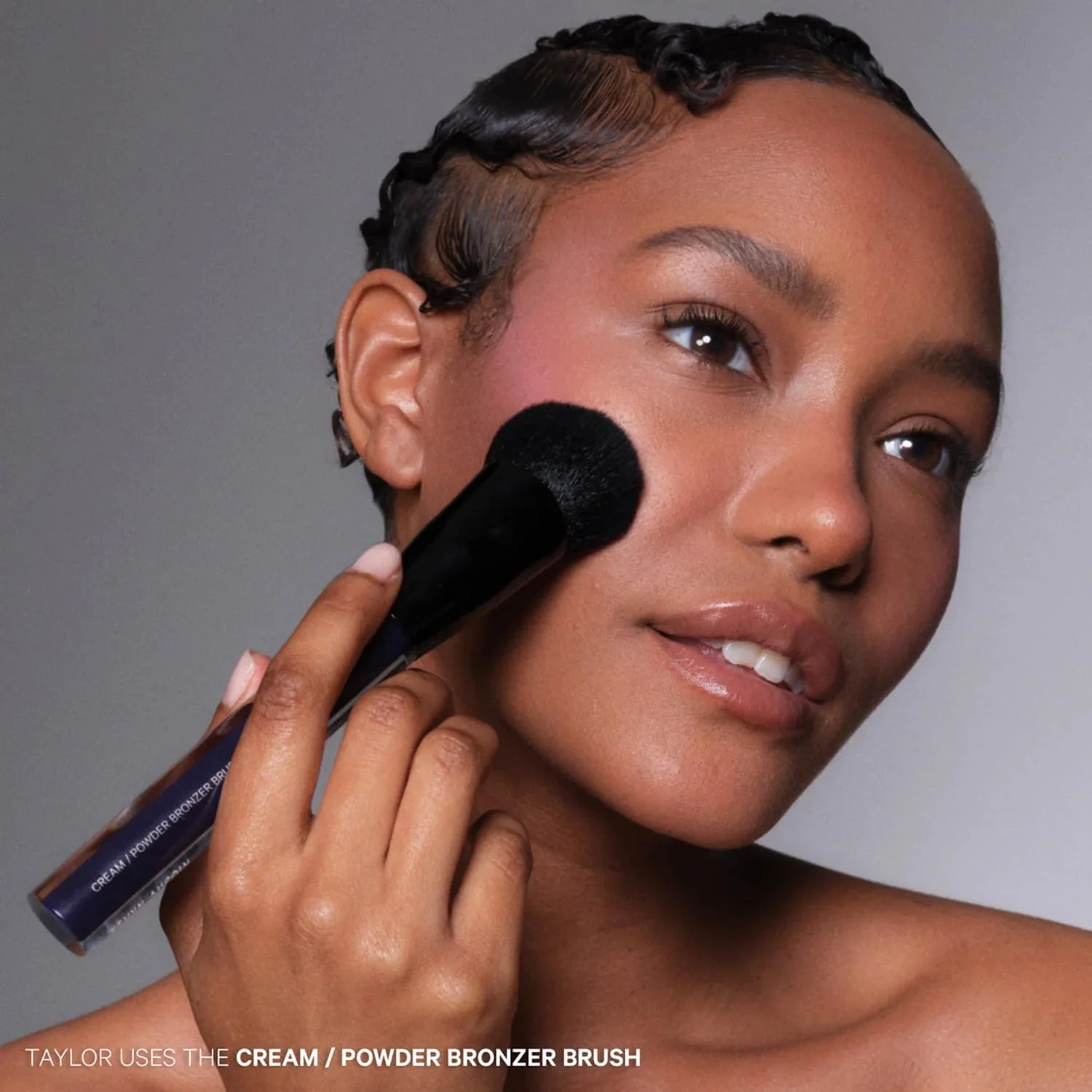 براش برنزر کرمی/پودری کوین آکوین: مناسب برای محصولات کرمی و پودری، ایجاد پوشش نرم و پخش شده. سر براش گنبدی با لبه های باریک، با انحنای طبیعی صورت هماهنگ می شود. استفاده آسان براش برنزر کرمی/پودری کوین آکوین: مناسب برای محصولات کرمی و پودری، ایجاد پوشش نرم و پخش شده. سر براش گنبدی با لبه های باریک، با انحنای طبیعی صورت هماهنگ می شود. استفاده آسان