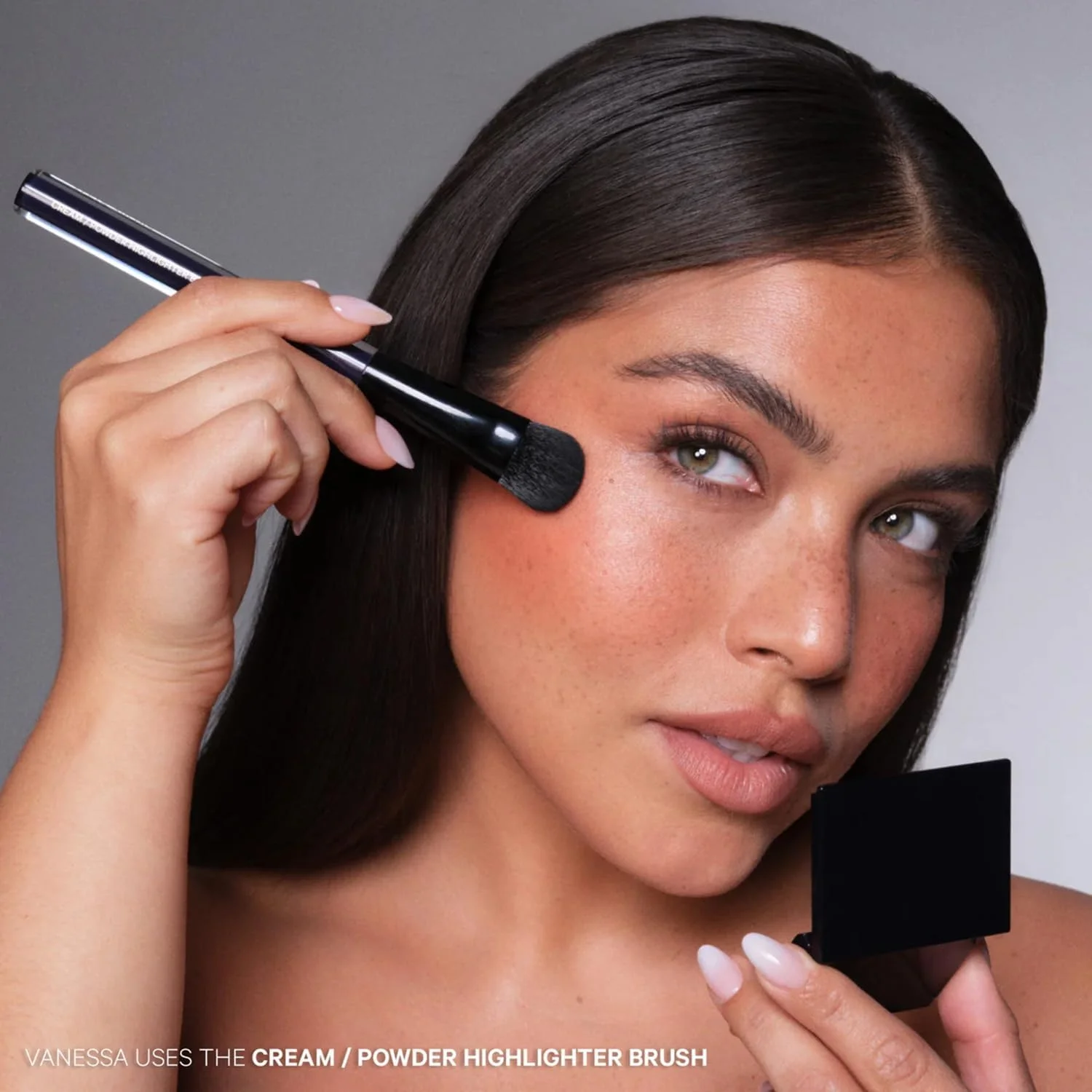 براش هایلایتر کرمی/پودری Kevyn Aucoin: مناسب برای محصولات کرمی و پودری، ایجاد پوشش نرم و پخش شده. سر براش گنبدی با لبه های باریک، منطبق با انحنای طبیعی صورت. استفاده آسان.