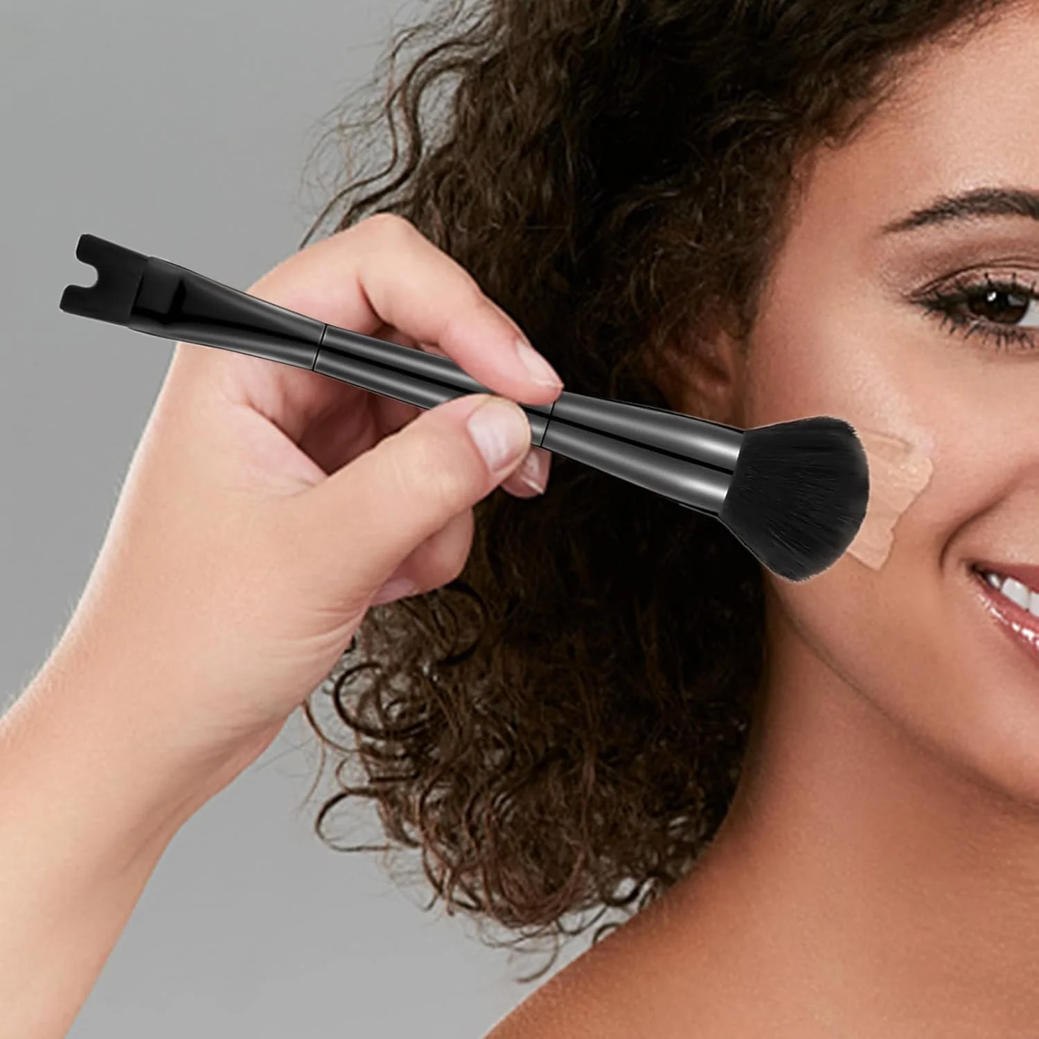 براش کانتور - براش رژگونه 2 در 1 برای گونه ها | ابزار آرایشی دو طرفه U شکل برای فرم دهی، مشخص کردن، ترکیب و کانتورینگ استخوان گونه و بینی براش کانتور - براش رژگونه 2 در 1 برای گونه ها | ابزار آرایشی دو طرفه U شکل برای فرم دهی، مشخص کردن، ترکیب و کانتورینگ استخوان گونه و بینی