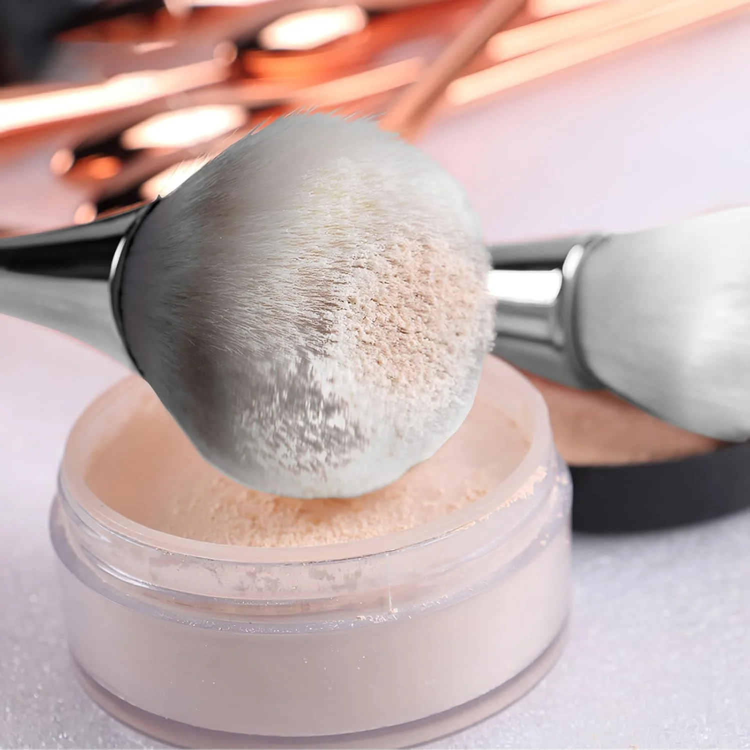 براش آرایشی پودر بزرگ با الیاف نرم برای پودر تثبیت کننده فشرده یا شل، رژگونه، برنزر آبی با جعبه پاپیونی PVC براش آرایشی پودر بزرگ با الیاف نرم برای پودر تثبیت کننده فشرده یا شل، رژگونه، برنزر آبی با جعبه پاپیونی PVC