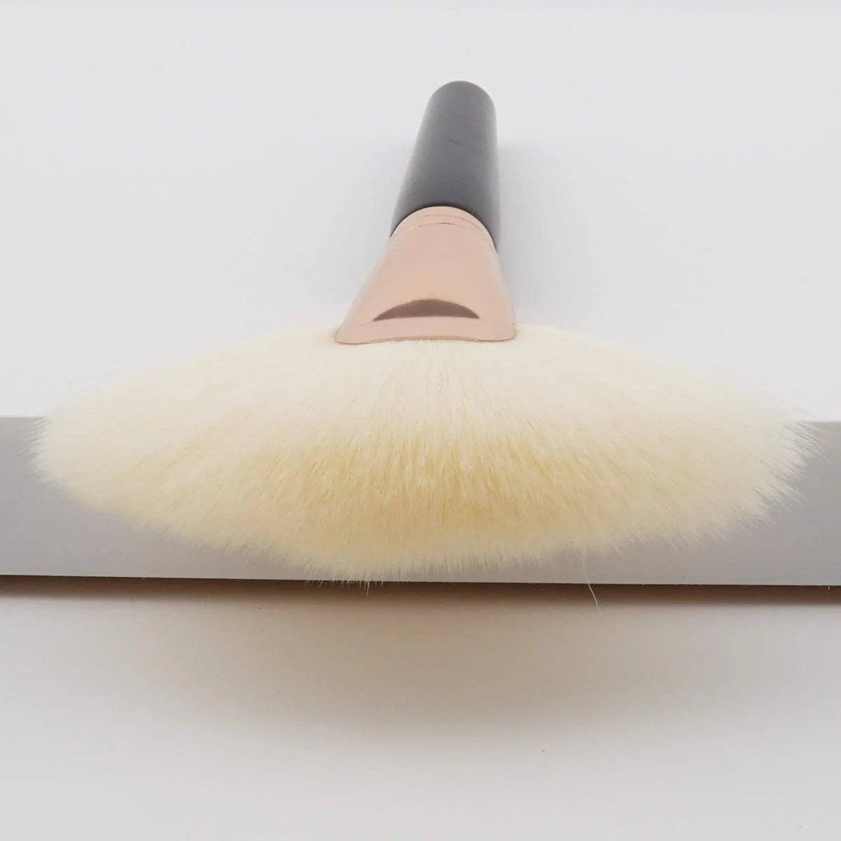 Jinlyp برس آرایشی کابوکی مشکی برای پودر رژگونه، لوازم آرایشی شفاف، ابزارهای زیبایی، برس پایه تقسیم نشده (رنگ: مشکی سفید) Jinlyp برس آرایشی کابوکی مشکی برای پودر رژگونه، لوازم آرایشی شفاف، ابزارهای زیبایی، برس پایه تقسیم نشده (رنگ: مشکی سفید)