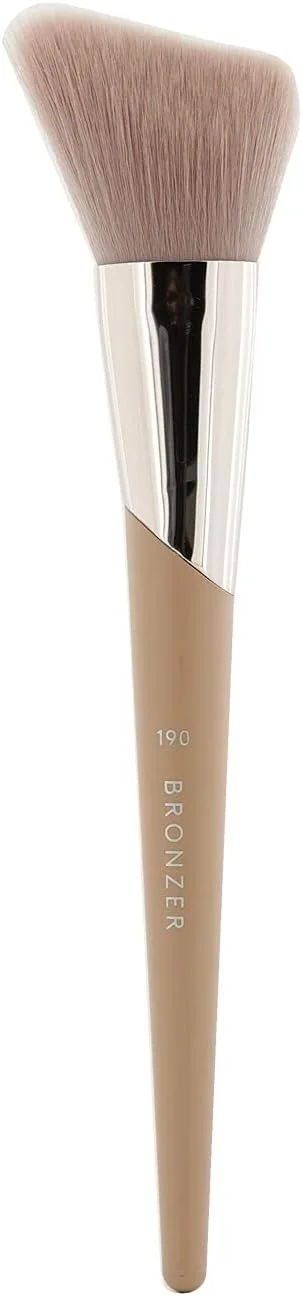 براش برنزر گونه مدل 190 از Fenty Beauty By Rihanna براش برنزر گونه مدل 190 از Fenty Beauty By Rihanna