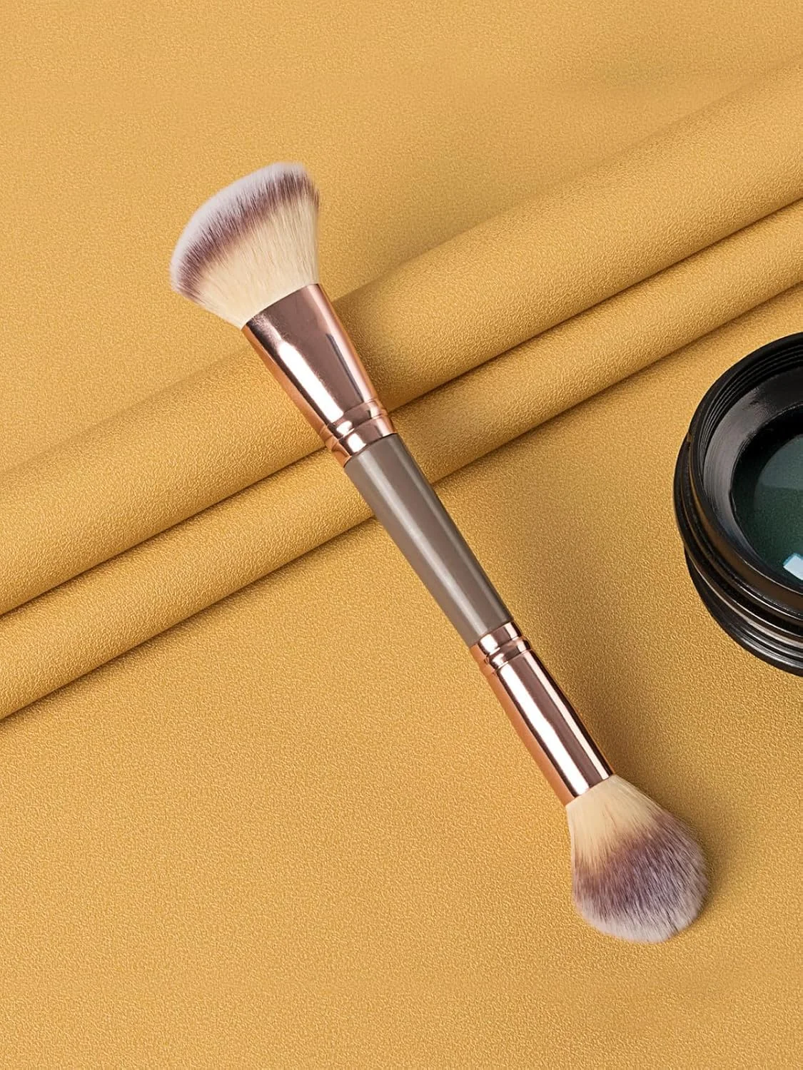 براش آرایشی دو طرفه - گرد و زاویه دار برای صورت، گونه، رژگونه - موهای مصنوعی - قهوه ای براش آرایشی دو طرفه - گرد و زاویه دار برای صورت، گونه، رژگونه - موهای مصنوعی - قهوه ای