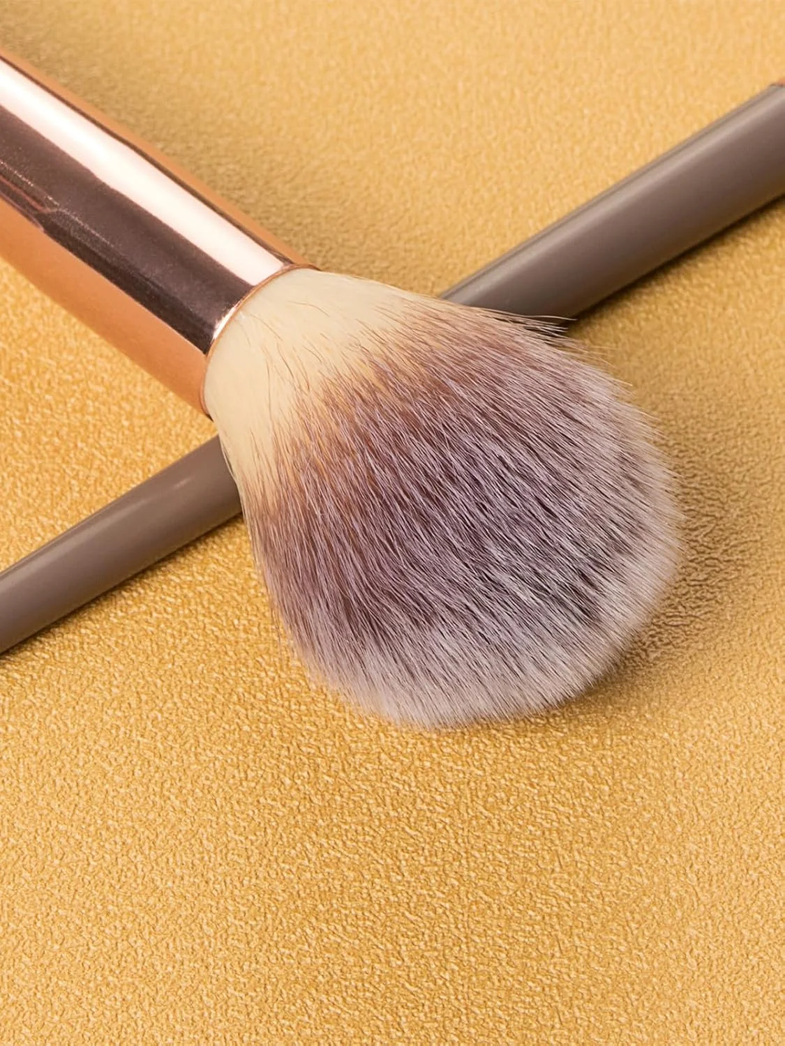 براش آرایشی دو طرفه - گرد و زاویه دار برای صورت، گونه، رژگونه - موهای مصنوعی - قهوه ای براش آرایشی دو طرفه - گرد و زاویه دار برای صورت، گونه، رژگونه - موهای مصنوعی - قهوه ای