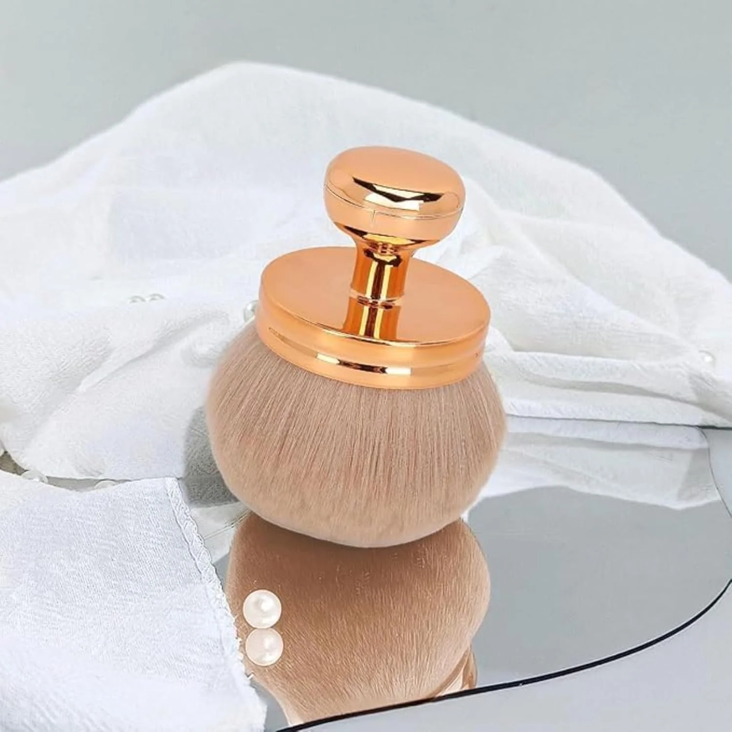 براش آرایشی بزرگ رُزگلد با موهای نرم و کرکی و سر گرد برای پودر، رژگونه و ایجاد پوشش طبیعی و زیبا براش آرایشی بزرگ رُزگلد با موهای نرم و کرکی و سر گرد برای پودر، رژگونه و ایجاد پوشش طبیعی و زیبا