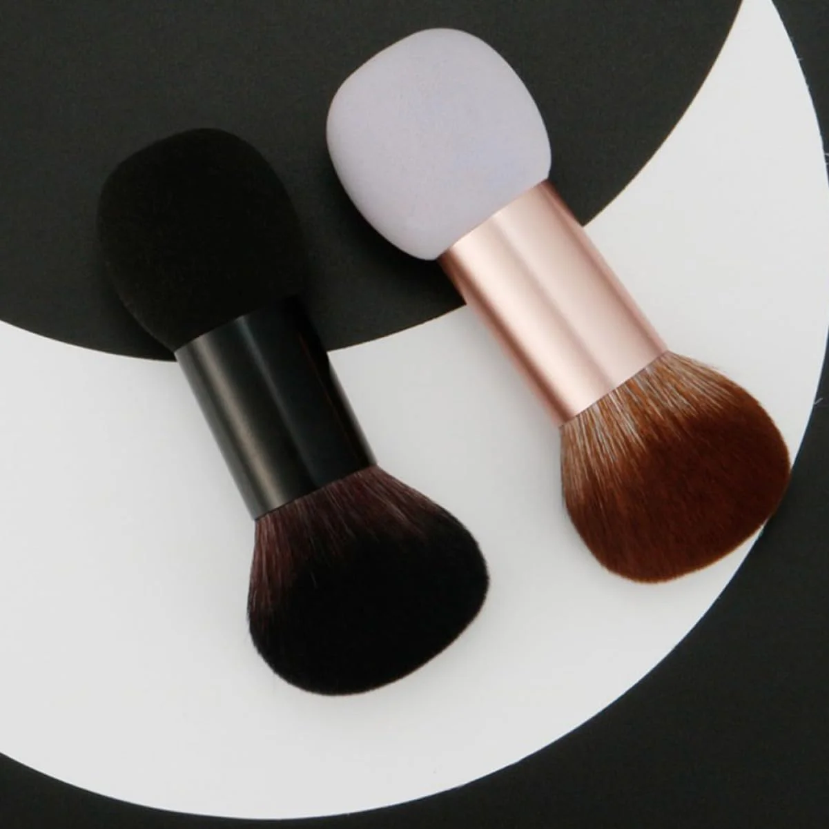 ست ۲ عددی براش آرایشی دو طرفه، ابزار چند منظوره رژگونه با موهای ظریف و دسته راحت برای استفاده روزانه، مناسب برای پودر و رژگونه ست ۲ عددی براش آرایشی دو طرفه، ابزار چند منظوره رژگونه با موهای ظریف و دسته راحت برای استفاده روزانه، مناسب برای پودر و رژگونه