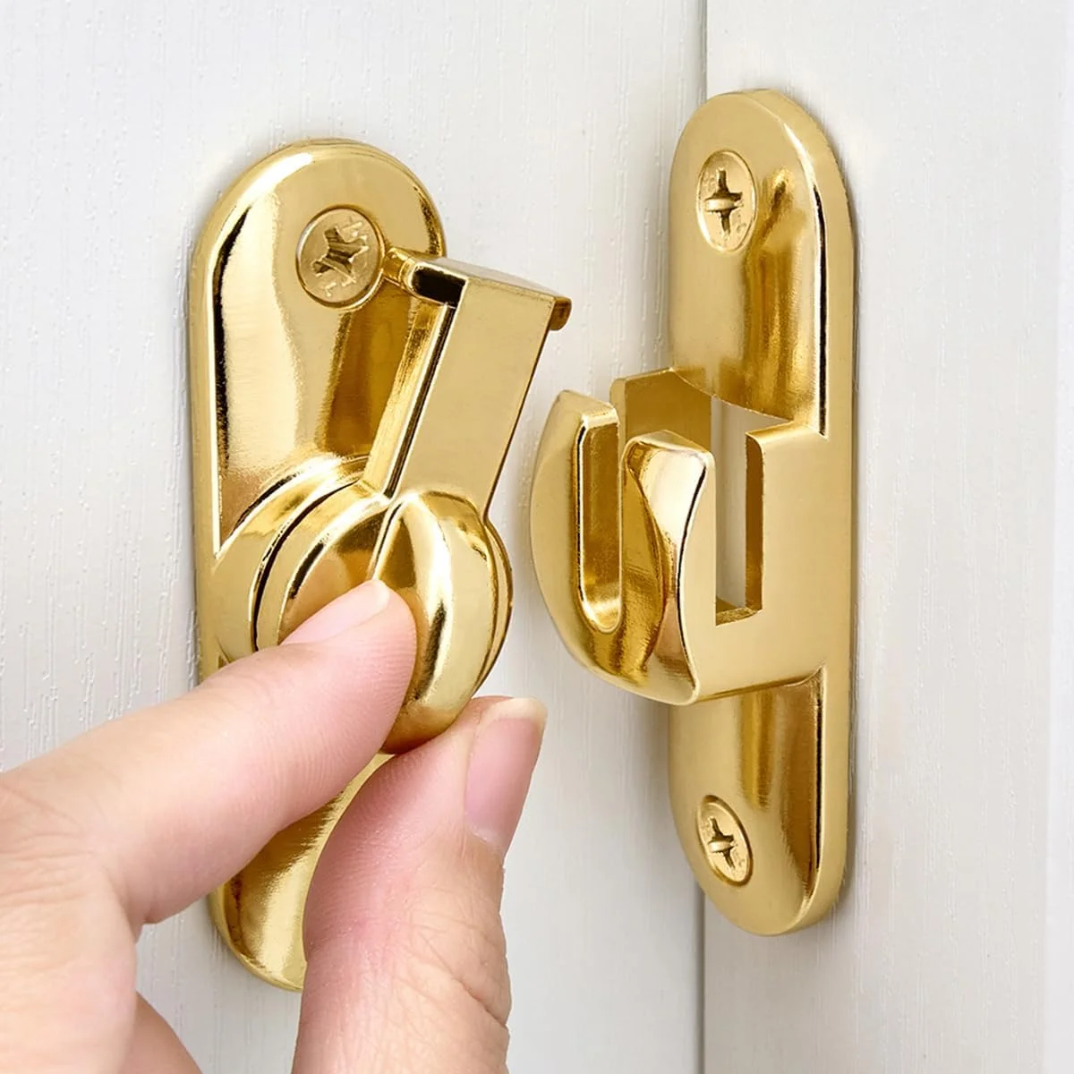 قفل درب انبار Wocoe، بسته 2 عددی، طلایی - سیستم قفل چرخشی قابل تنظیم 90/180 درجه - آلیاژ روی برای راه حل های حفظ حریم خصوصی ایمن و شیک در درب های انبار، پنجره ها، دسترسی به باغ، کابینت ها و درب های کشویی