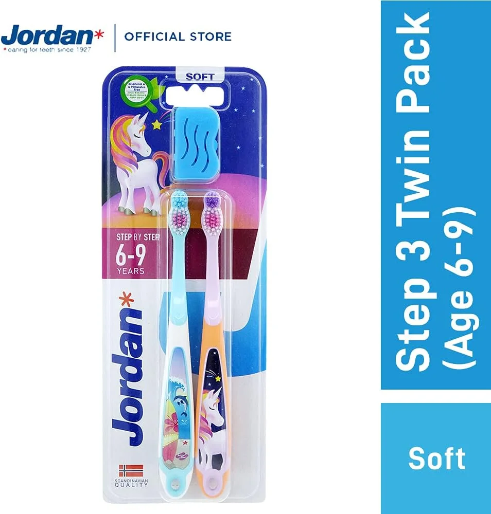 مسواک کودکانه جردن مناسب کودکان 6-9 سال، بسته دوتایی، مسواک بدون BPA با جعبه مسافرتی (چند رنگ با جعبه مسافرتی - بسته 2 عددی)