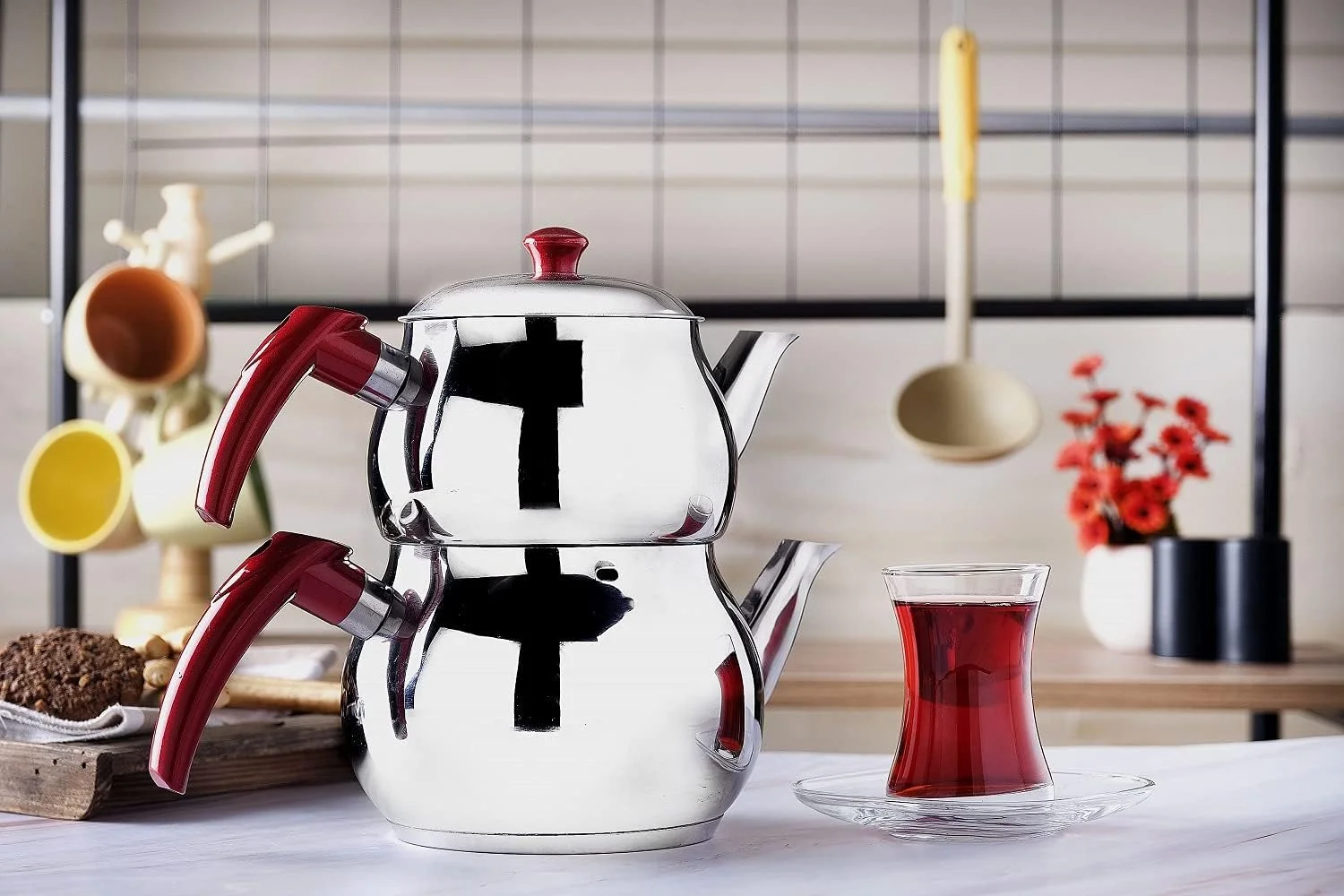 ست چای ساز ترکی DESTALYA، دو قوری استیل ضد زنگ برای اجاق گاز، چای ساز با دسته، کتری چای صافی دار به سبک سماور، گرم کن آب (مدی با دسته های قرمز) ست چای ساز ترکی DESTALYA، دو قوری استیل ضد زنگ برای اجاق گاز، چای ساز با دسته، کتری چای صافی دار به سبک سماور، گرم کن آب (مدی با دسته های قرمز)