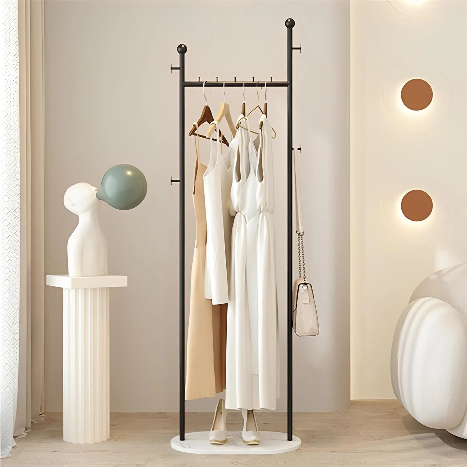 چوب لباسی فلزی Beauenty، جالباسی ایستاده با پایه مرمری، دارای قفسه و 4 آویز، جالباسی مدرن برای ورودی، اتاق نشیمن، اتاق خواب، دفتر کار (مشکی)