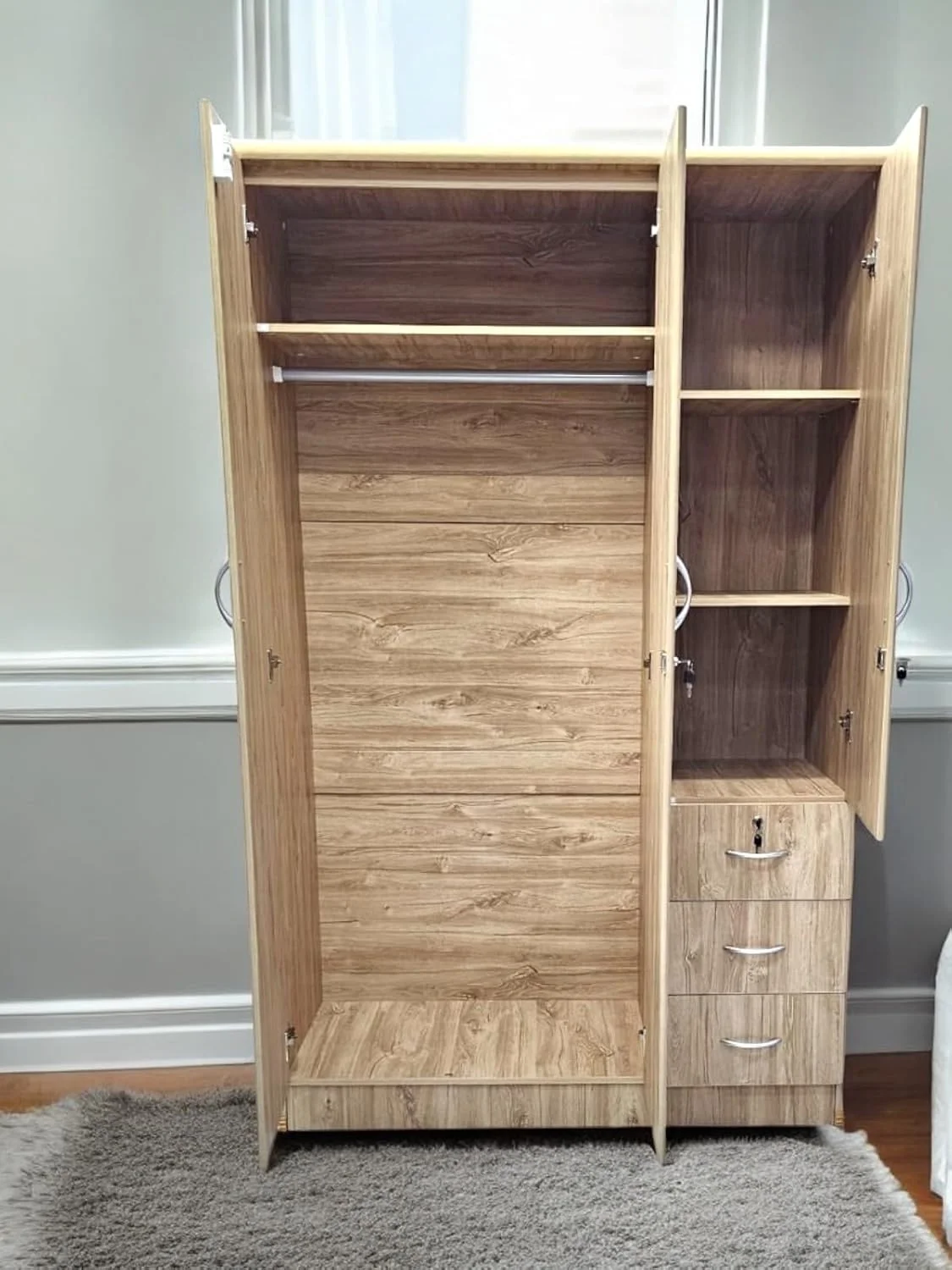 کمد لباس چوبی سه درب Multi Home Furniture مدل MH-P633 - کمد بلوطی روشن ساخته شده از چوب مهندسی شده، کمد چوبی مدرن و شیک با دوام و سنگین به همراه 3 کشو