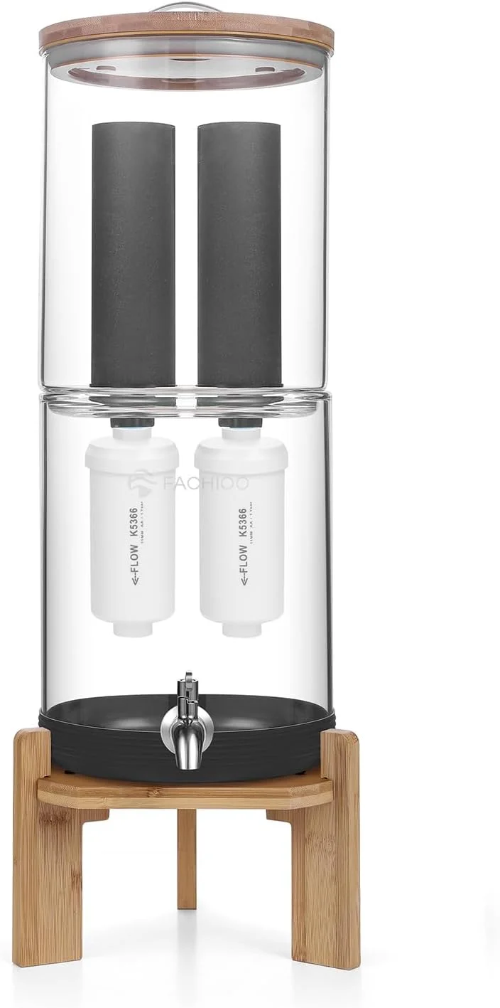 دستگاه تصفیه آب تمام شیشه ای FACHIOO، سیستم تصفیه آب اضطراری خانگی خارج از شبکه - فیلتر کربن سیاه ثقلی و فیلترهای فلوراید PF-2® - فیلتر آب 8.5 لیتری - با پایه 18 سانتی متری