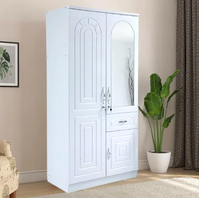 کمد لباس چوبی با طراحی مدرن الواسط با دو درب قفل‌دار به همراه آینه، دارای چهار طبقه و در طرف دیگر یک طبقه بالای چوب لباسی و یک کشو