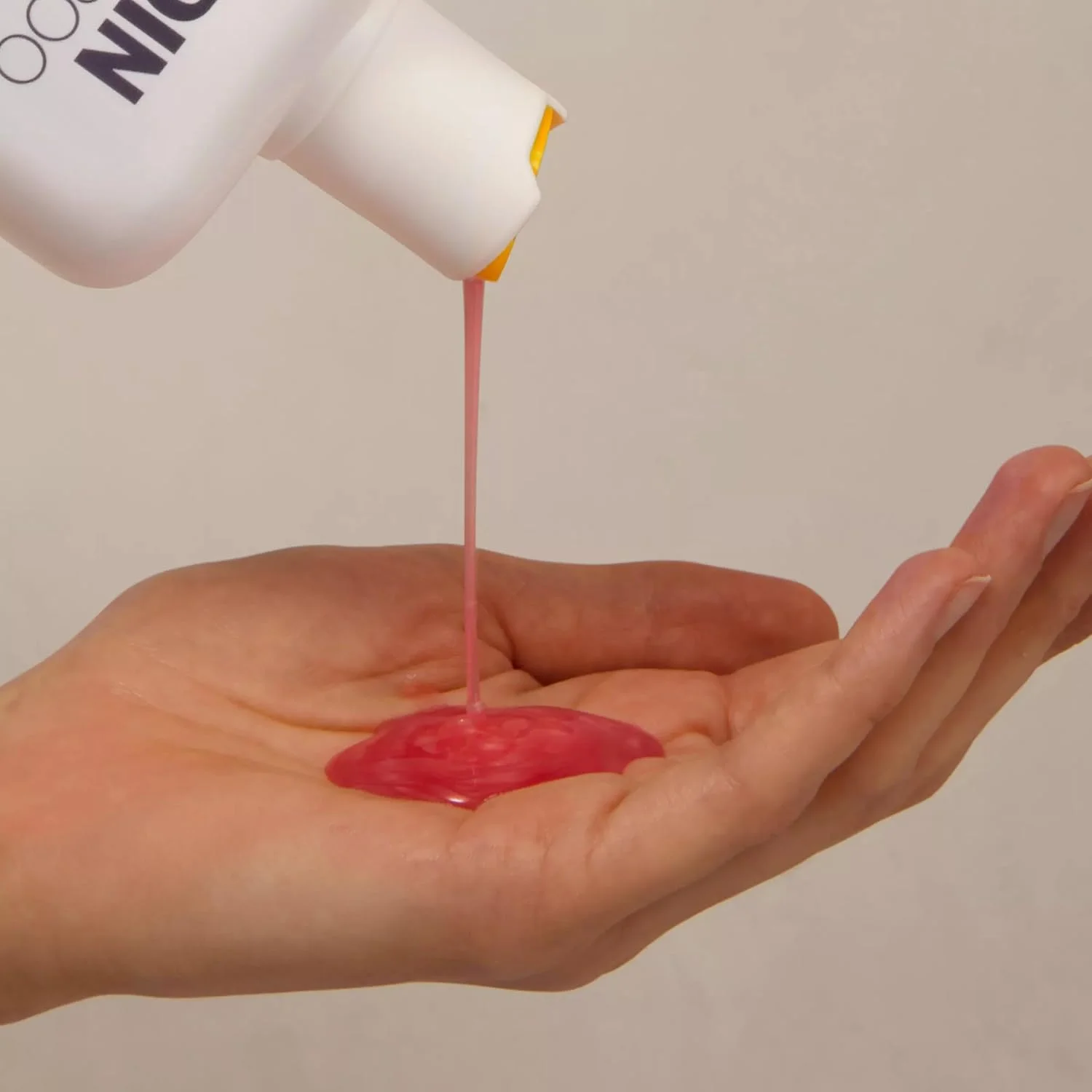 شامپو ضد شوره خشک ایزدین نوترادئیکا، کاهش دهنده شوره سر و تسکین دهنده خارش پوست سر 1 عدد 200 میلی لیتر