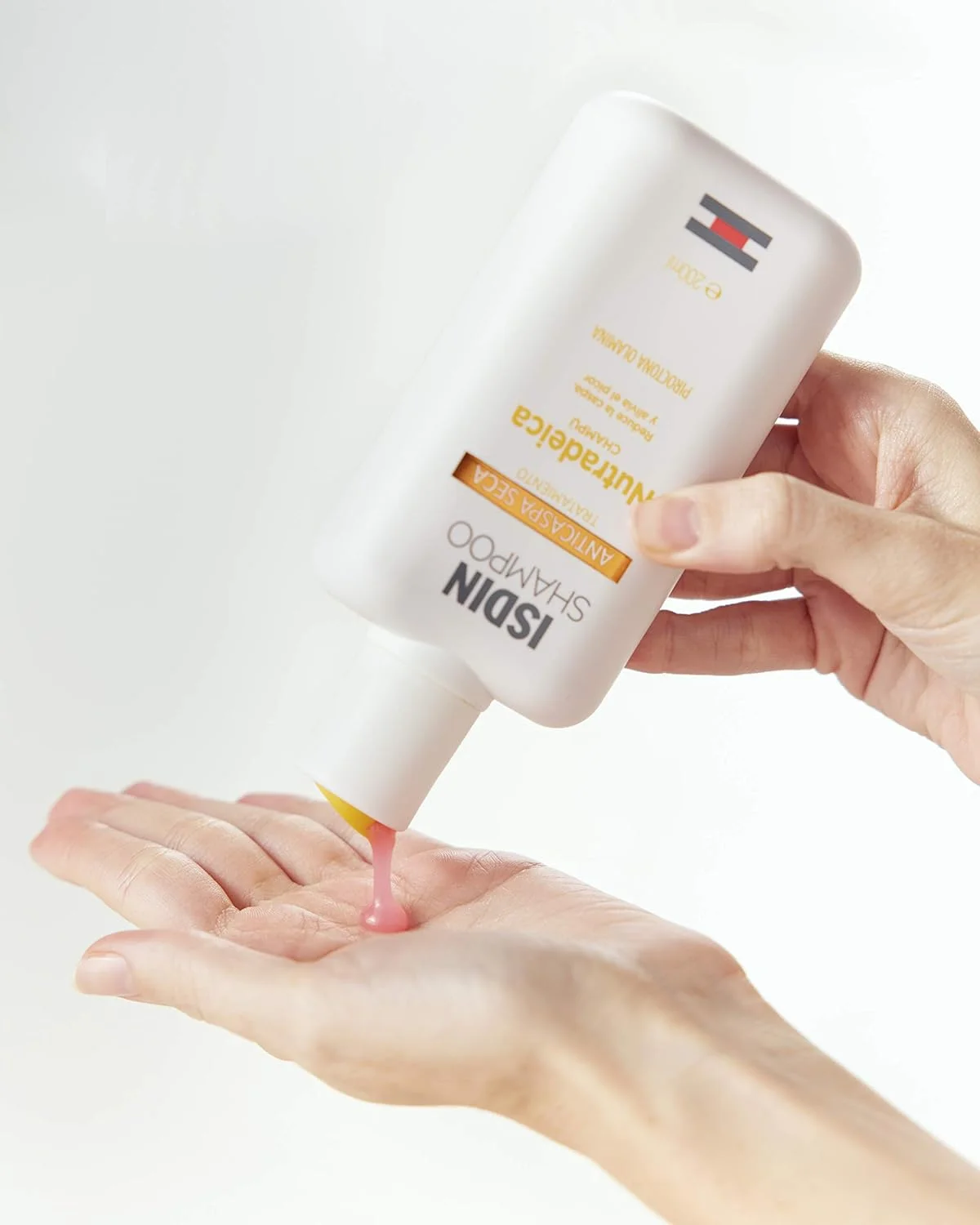 شامپو ضد شوره خشک ایزدین نوترادئیکا، کاهش دهنده شوره سر و تسکین دهنده خارش پوست سر 1 عدد 200 میلی لیتر