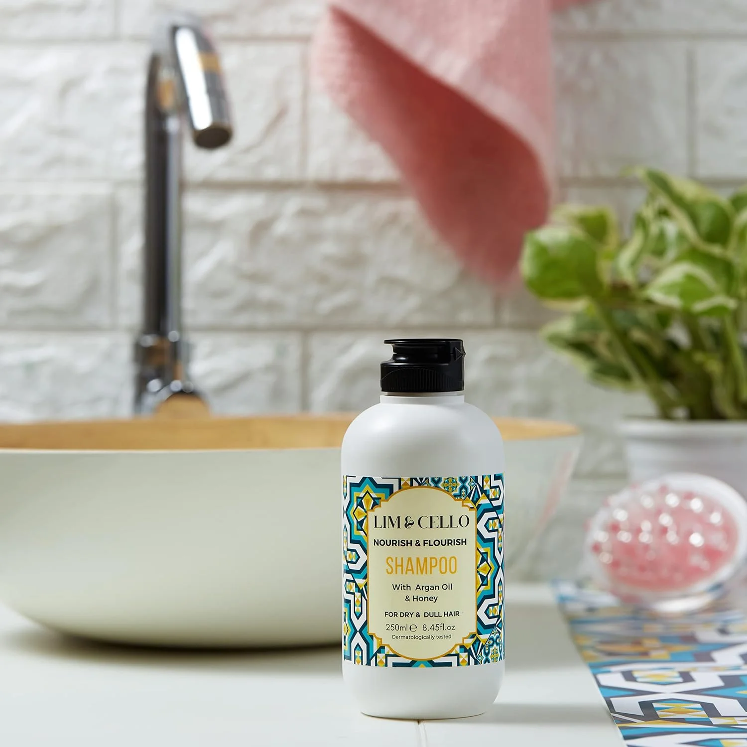 شامپو مغذی و درخشان کننده مو لیم اند چلو حاوی روغن آرگان و عسل، غنی از ویتامین E و اسیدهای چرب ضروری، شامپو ایده آل برای موهای خشک و کدر، ساخت ایتالیا، 250 میلی لیتر