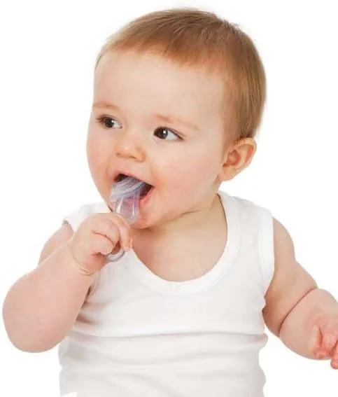 دندان گیر نرم و جویدنی و مسواک کودک Brush-Baby مناسب 10 تا 36 ماهگی، سفید دندان گیر نرم و جویدنی و مسواک کودک Brush-Baby مناسب 10 تا 36 ماهگی، سفید