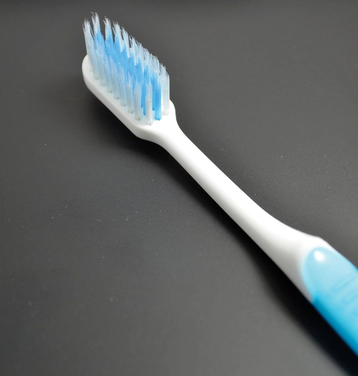 مسواک نرم و باریک Pearlie White BrUShcare، بسته 3 عددی، رنگ های متنوع