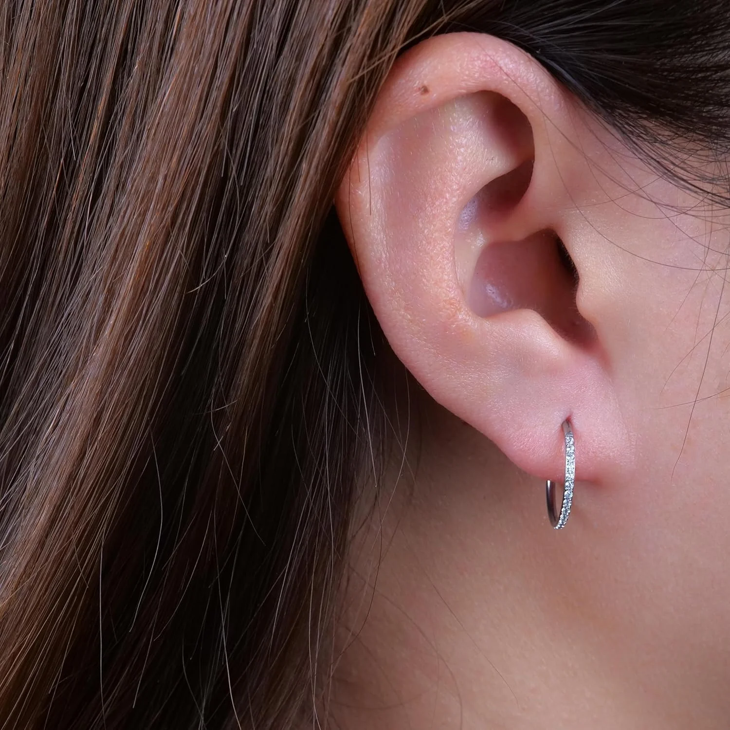 گوشواره های حلقه ای باریک تیتانیومی Limerencia G23، تیتانیوم خالص درجه ایمپلنت F136 ضد حساسیت برای گوش های حساس گوشواره های حلقه ای باریک تیتانیومی Limerencia G23، تیتانیوم خالص درجه ایمپلنت F136 ضد حساسیت برای گوش های حساس